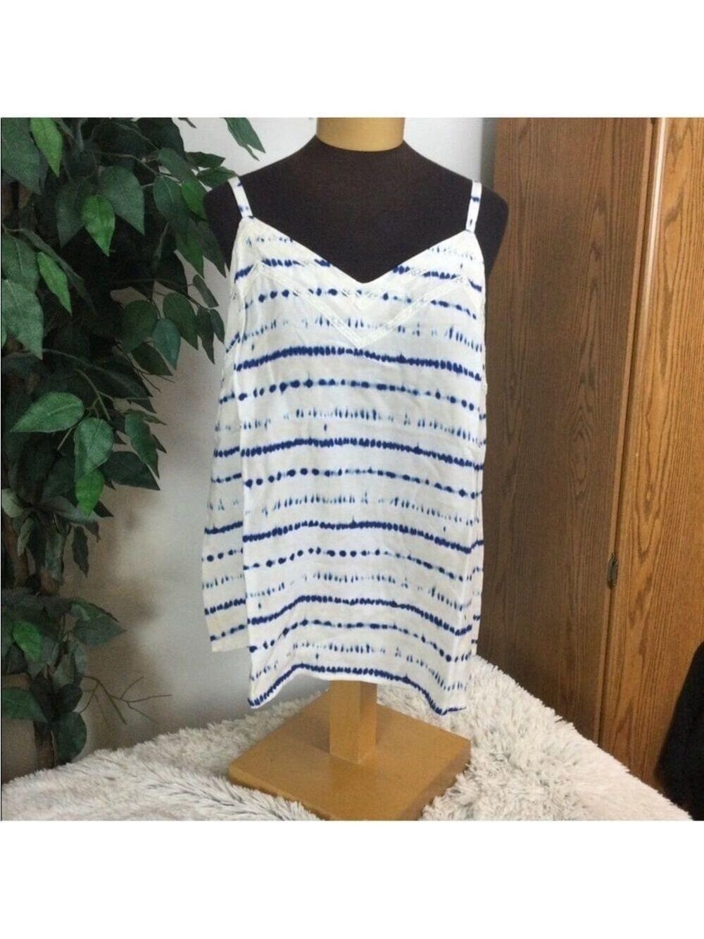Sonoma camisole Woman’s size 0X blue white cream tie dye effect crochet trim